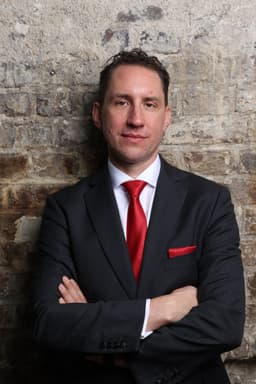 Portraitfoto von Dr. Sascha Theißen